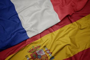 Drapeaux francançais et espagnol : réaliser ses études de santé en Espagne
